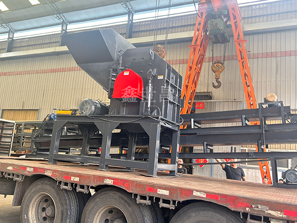 800型破碎機裝車發(fā)貨