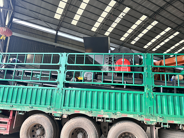 1000型花盒破碎機發(fā)貨現(xiàn)場