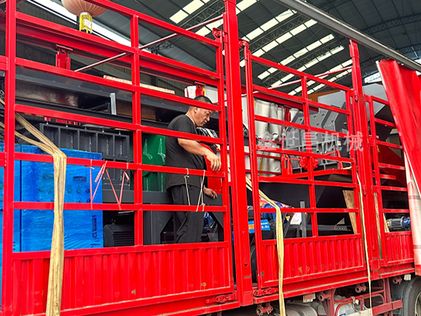 800型撕碎機+800型破碎機發(fā)貨現(xiàn)場